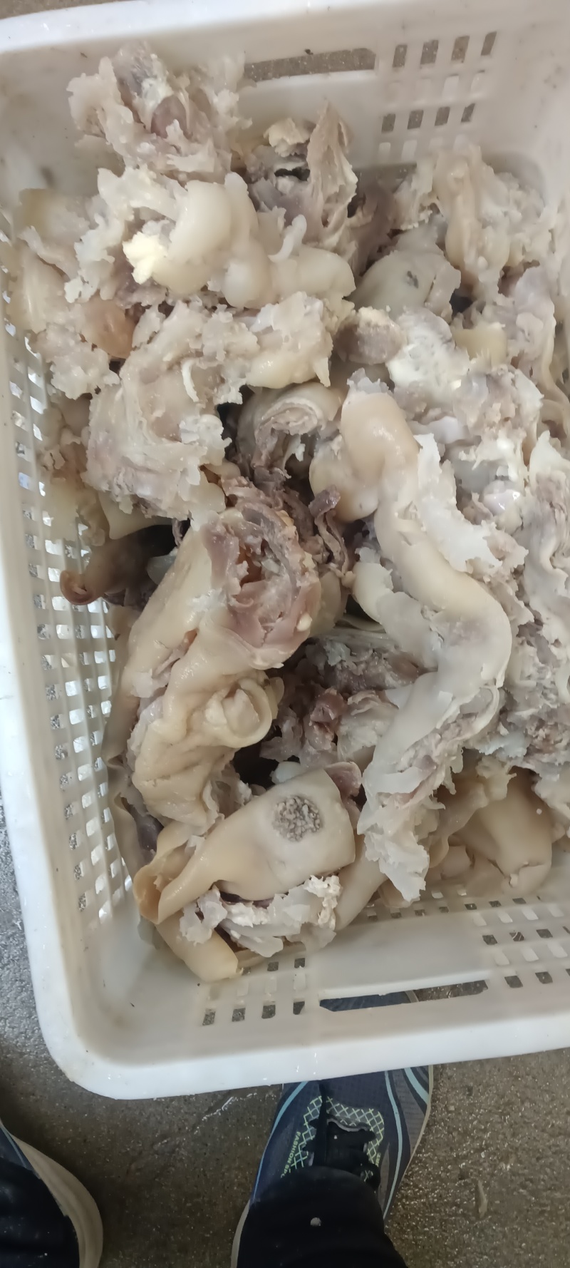 牛蹄筋，去骨带皮八成熟牛蹄筋，由于品相原因，现在碎筋价处