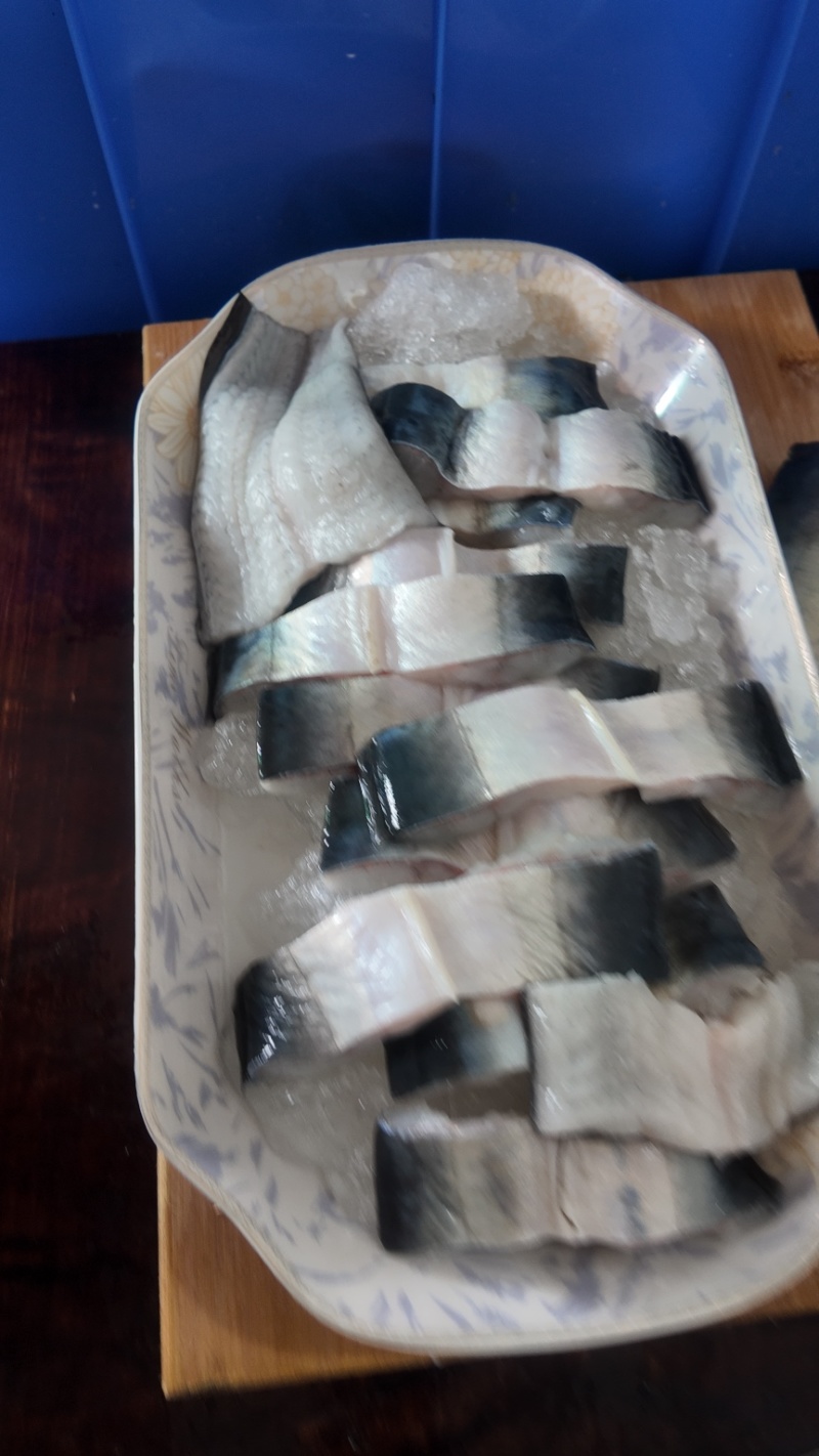冰鲜日鳗，精细加工去除内脏鱼骨，肉质紧实细嫩。
