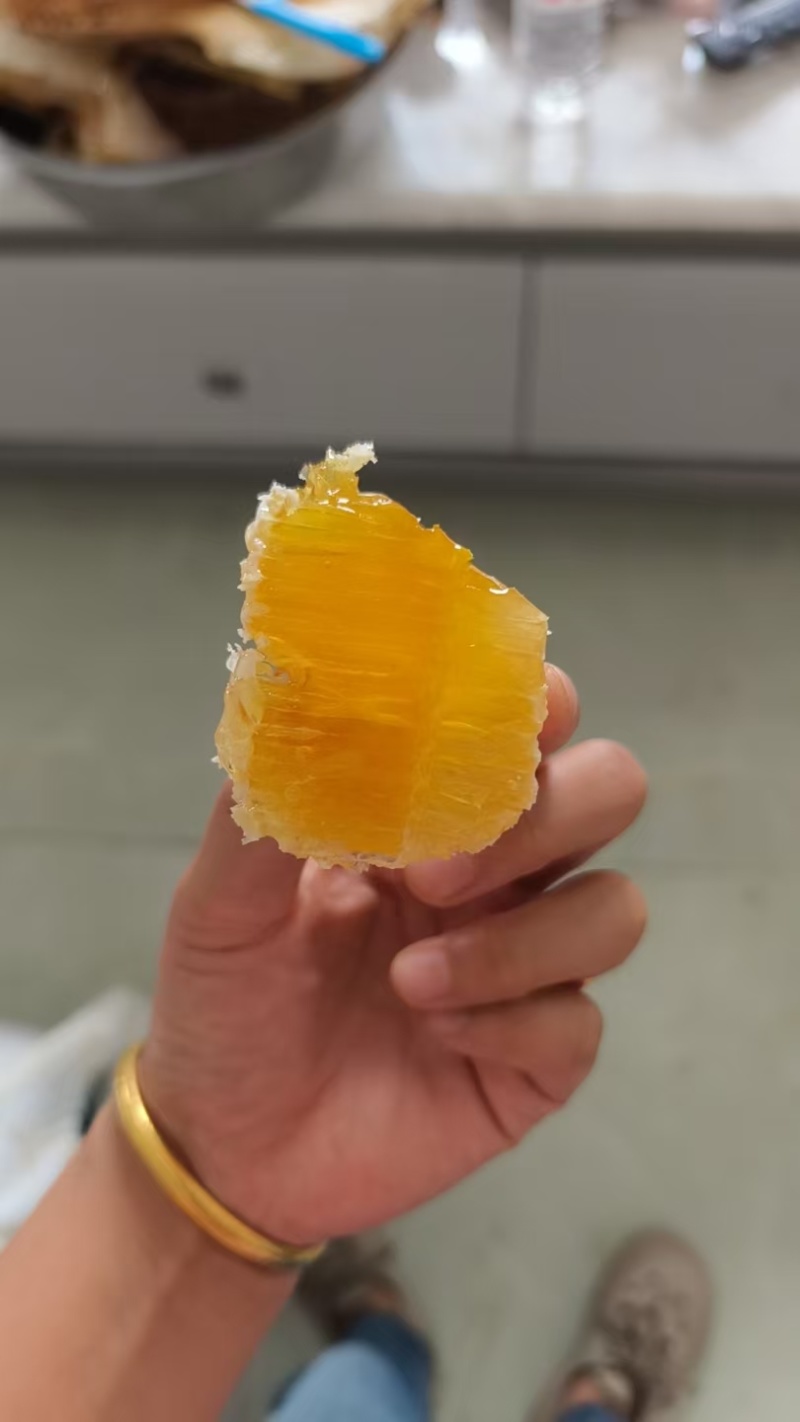 云南大山里的百花土蜂蜜