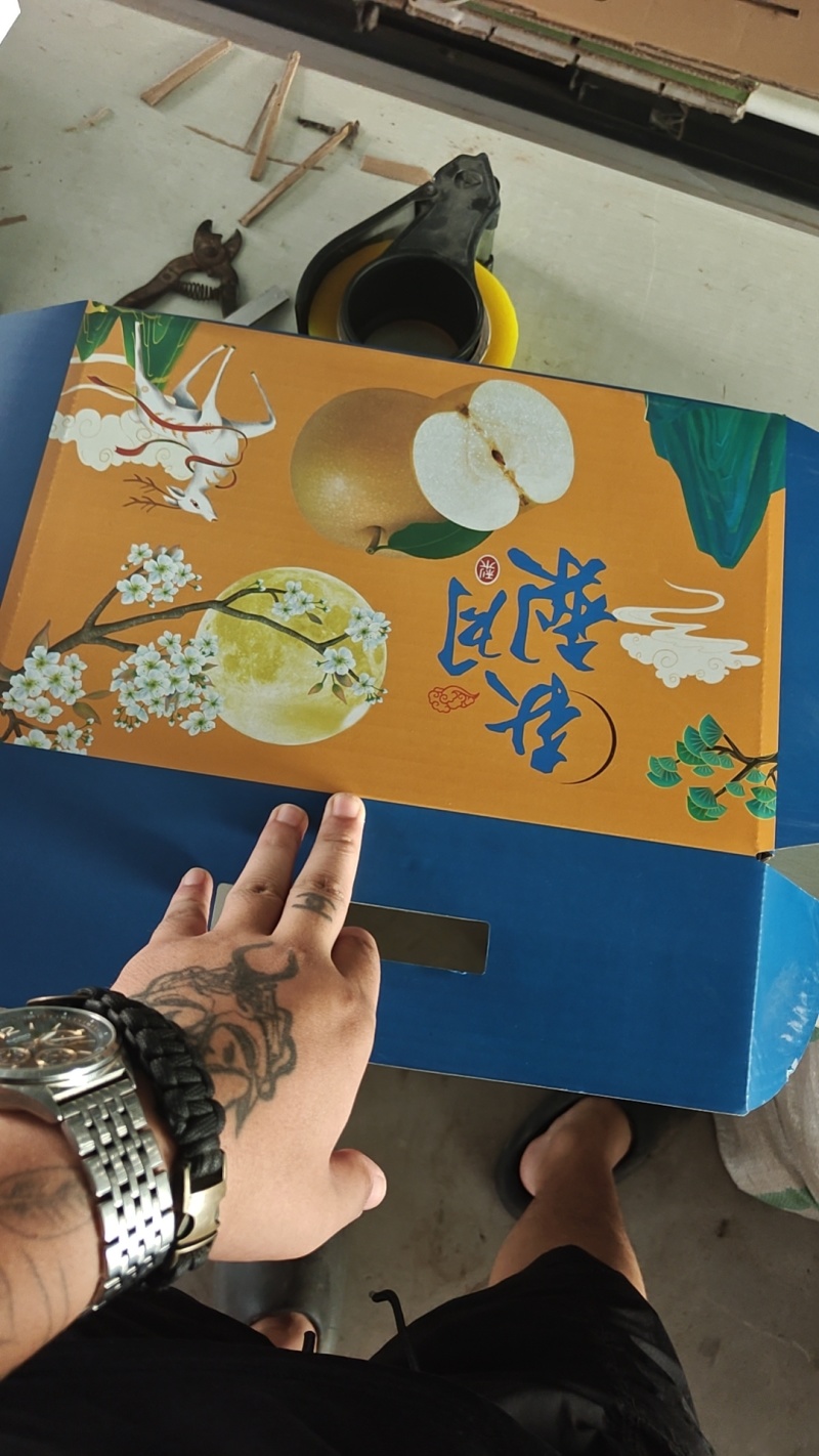 假秋月梨礼盒，大量供应，质量杠杠的，价格不高，有要的联系