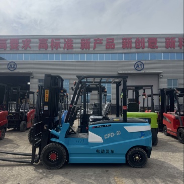 三吨电动叉车装卸搬运车，锂电池动力，转弯灵活，用途广泛。