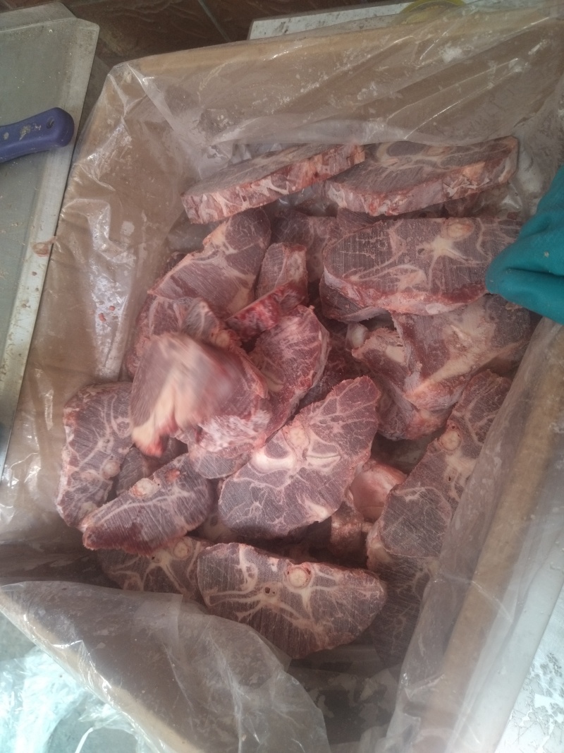 超满肉牛脖骨