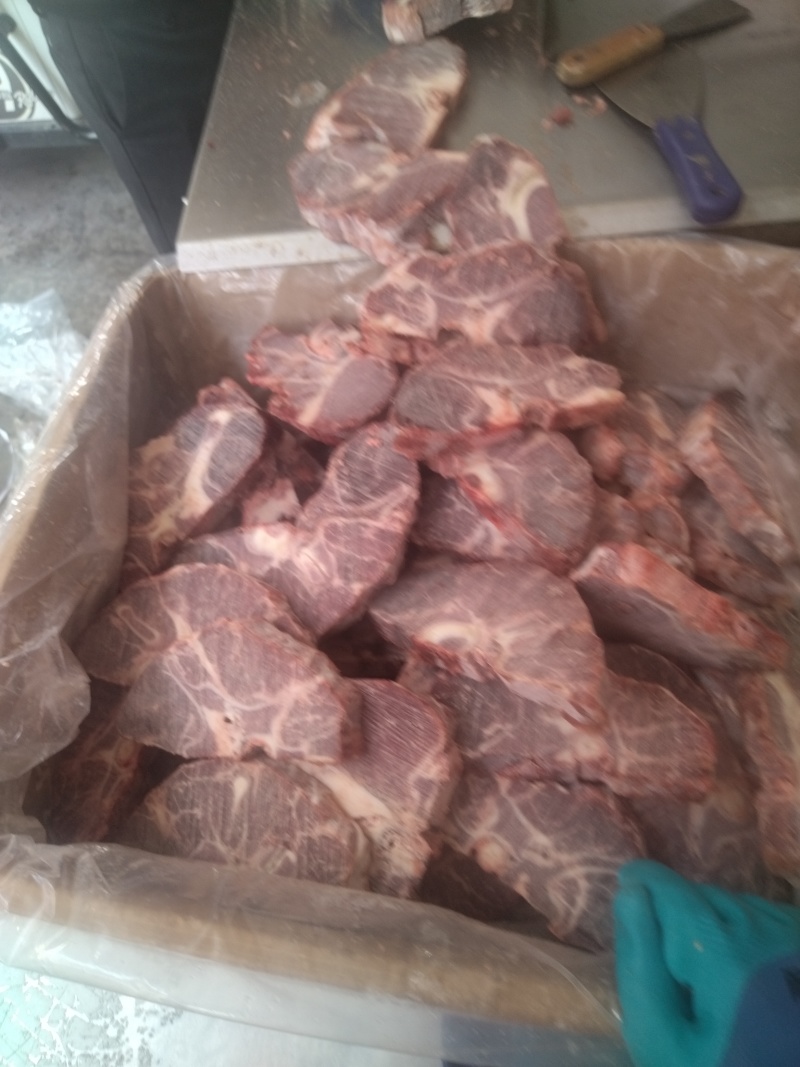 超满肉牛脖骨