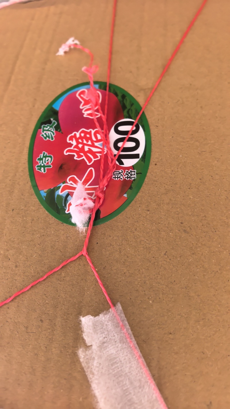…陕西省咸阳市乾县纸袋啦红思尼克苹果大量上市。