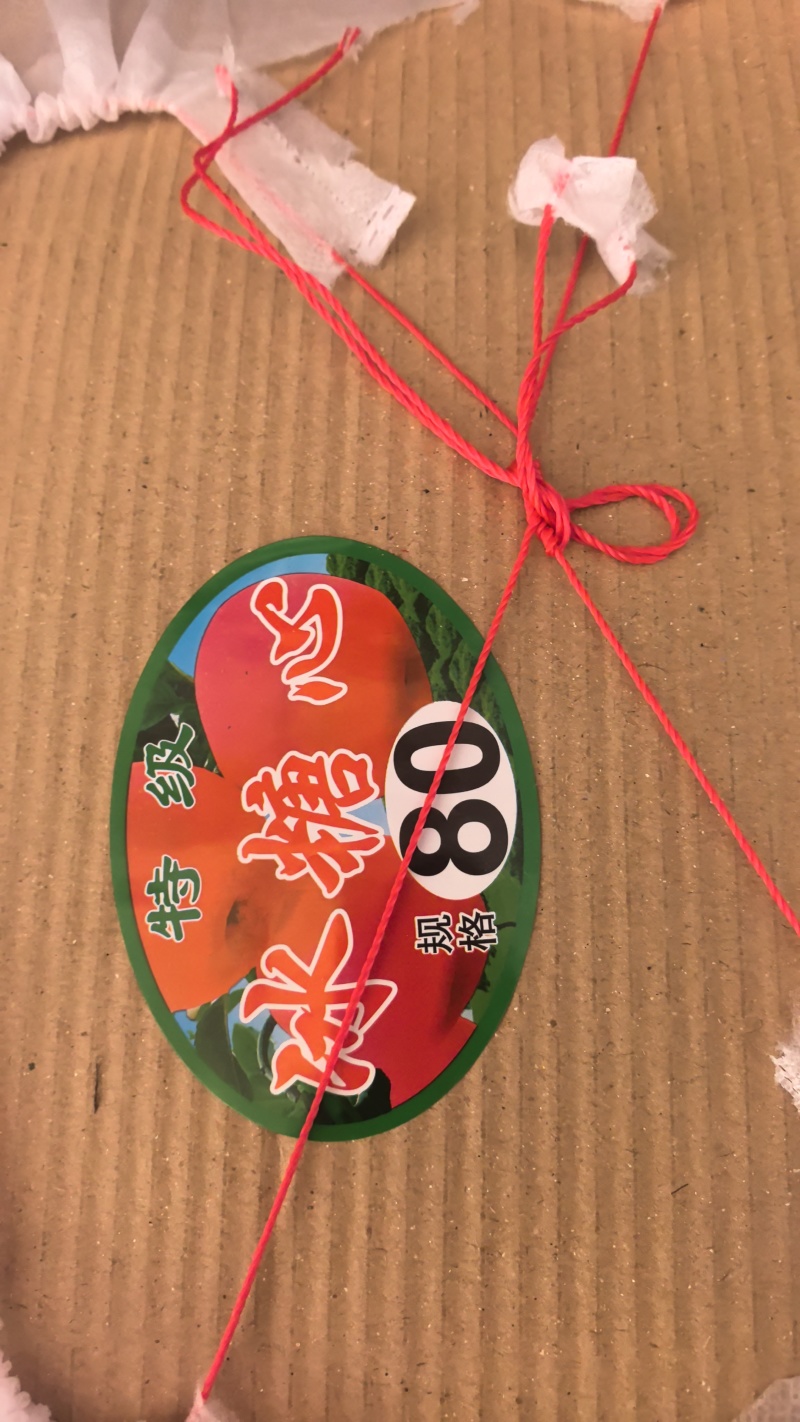 …陕西省咸阳市乾县纸袋啦红思尼克苹果大量上市。