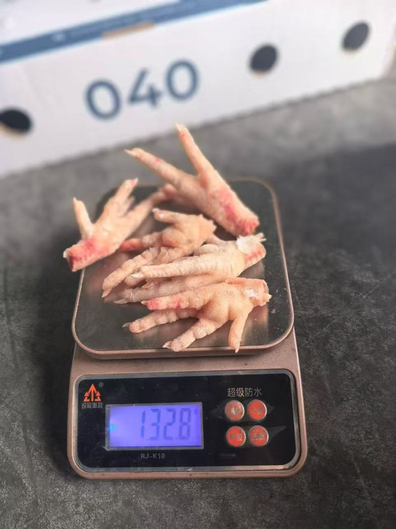 040凤爪平均27，28克左右