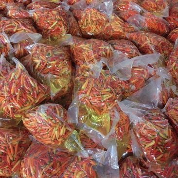 真空腌制黄红泡椒，辣度高，储存时间长，需要的请联系我。