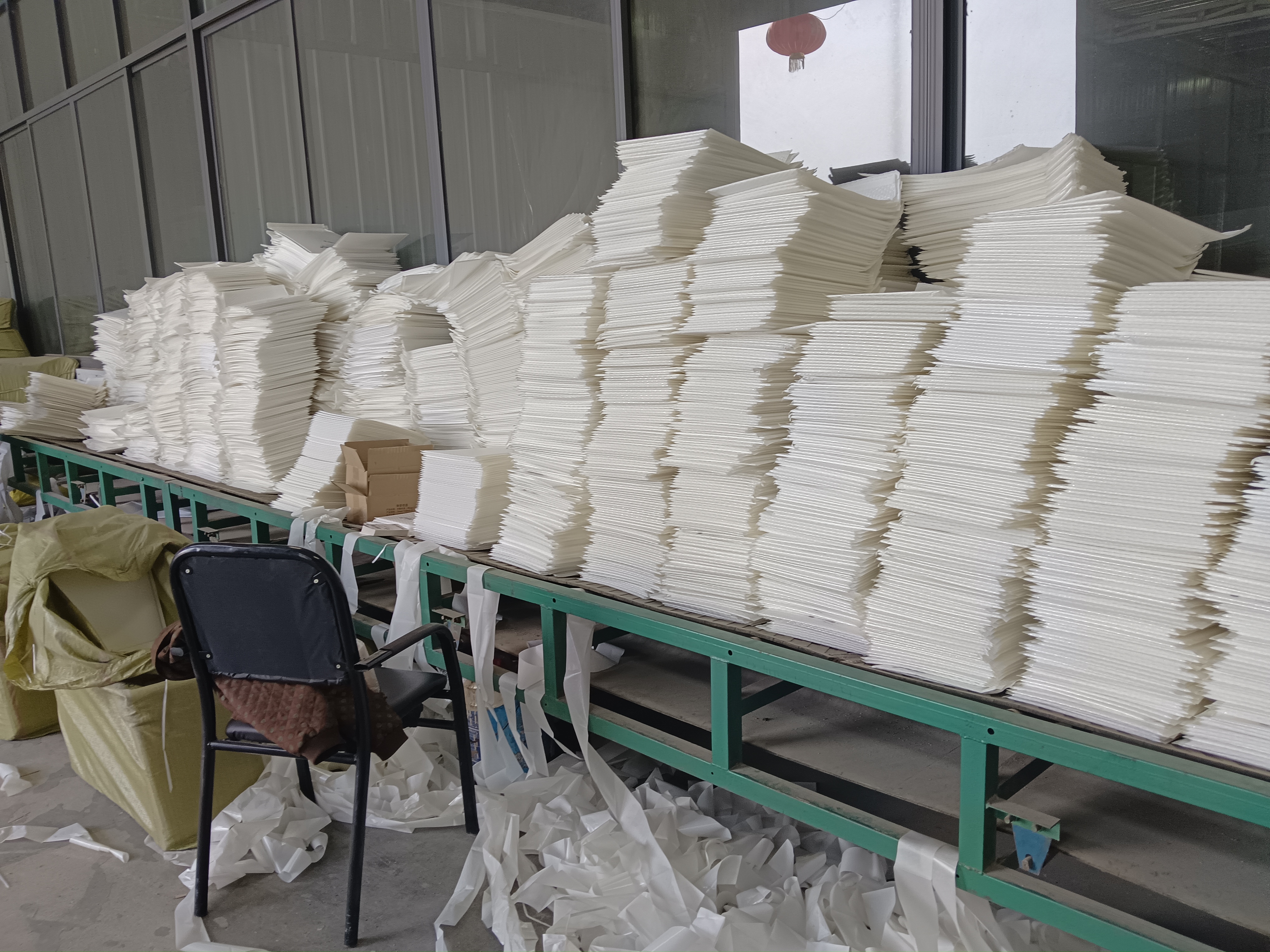 现代化小米加工车间内景:全自动色选机正在分选金黄谷粒,右侧为真空充氮小包装流水线,工人佩戴食品级手套进行终检,传送带上可见印有‘富硒’‘月子小米’字样的定制化包装袋 小米加工车间自动化包装线