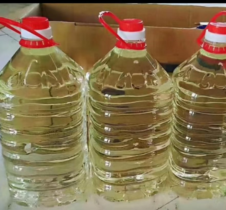 装在透明玻璃瓶中的黑玛卡酒,液体呈琥珀色,标签清晰标注‘黑玛卡泡酒’字样 黑玛卡成品酒展示图