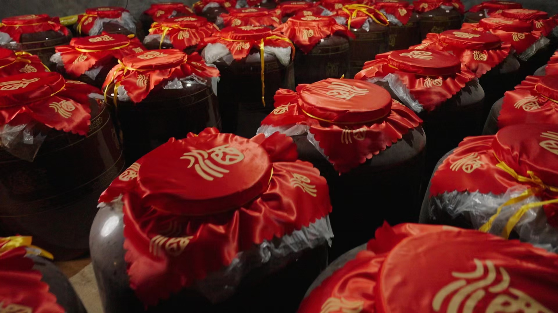 中式婚礼上,新人共饮状元红,寓意喜庆吉祥 中式婚礼中使用状元红酒