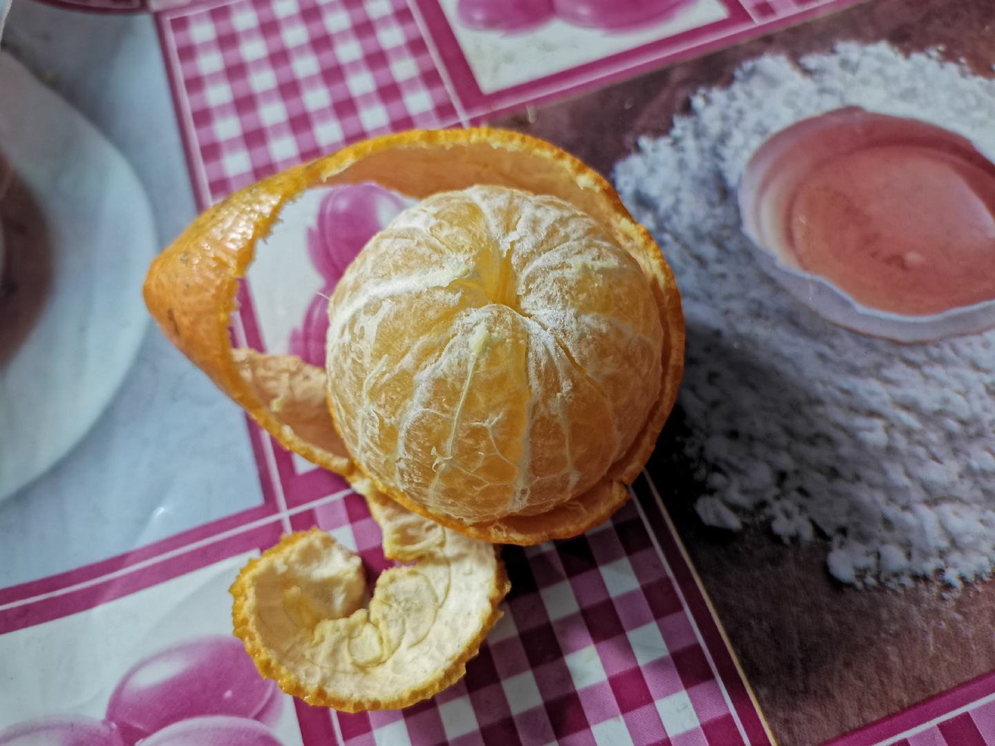 沙糖桔果皮特写，清晰可见表面蜡质层与油胞结构