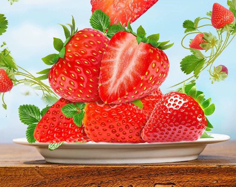 一颗成熟的奶油草莓放置在白色瓷盘中,果形呈心形,表面呈现柔和的粉红色至浅红色渐变,果肉透亮,顶部带有绿色萼片,周围散落几颗较小的同色系草莓,背景为自然光下的木质餐桌 奶油草莓特写