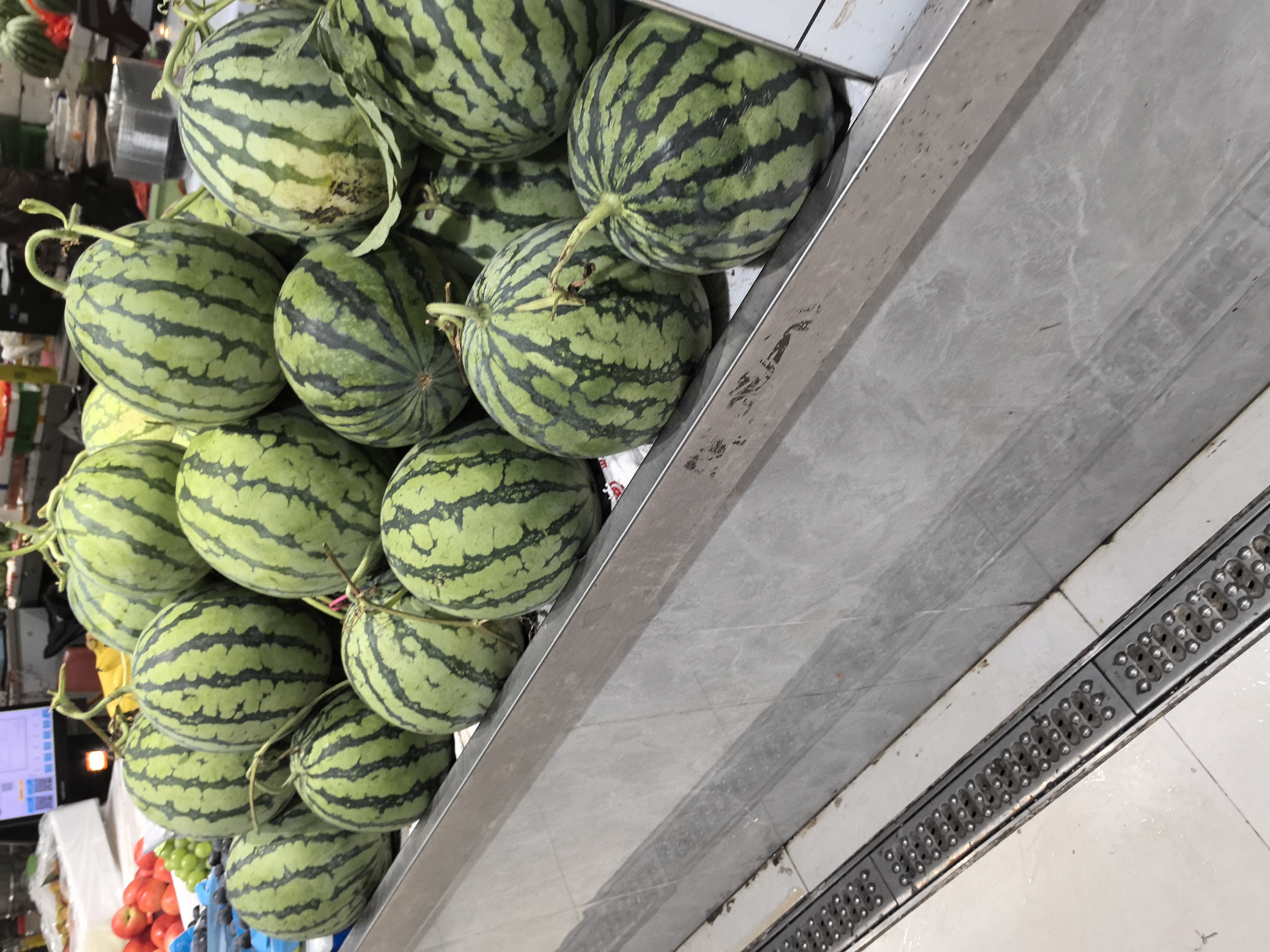 超市货架上摆放整齐的麒麟西瓜商品展示