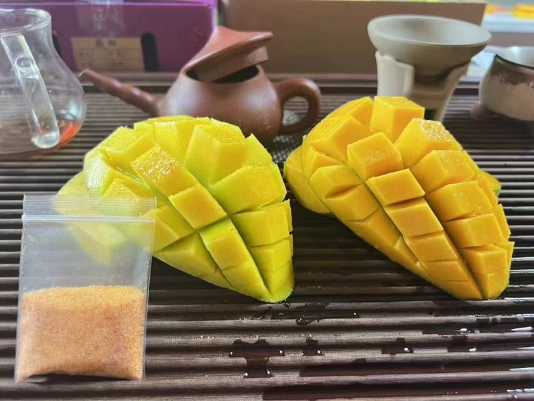 展示金煌芒果核茶饮的制作过程,包括果核清洗、切片、烘焙与冲泡 金煌芒果核茶饮制作过程