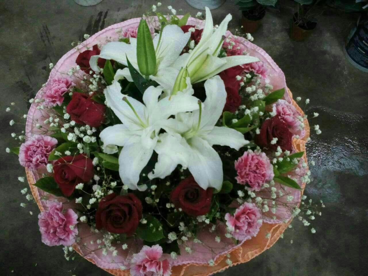 女性手持百合花合影