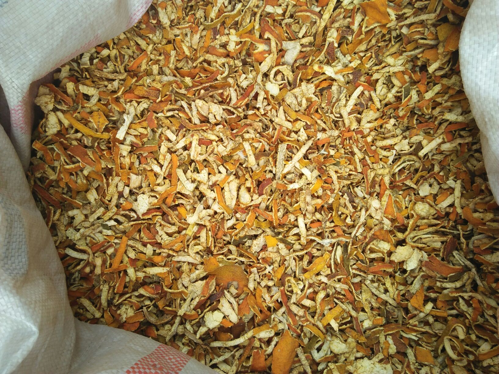 一个手工布袋中装着晒干的金桔叶,用于驱蚊和除异味 金桔叶香包