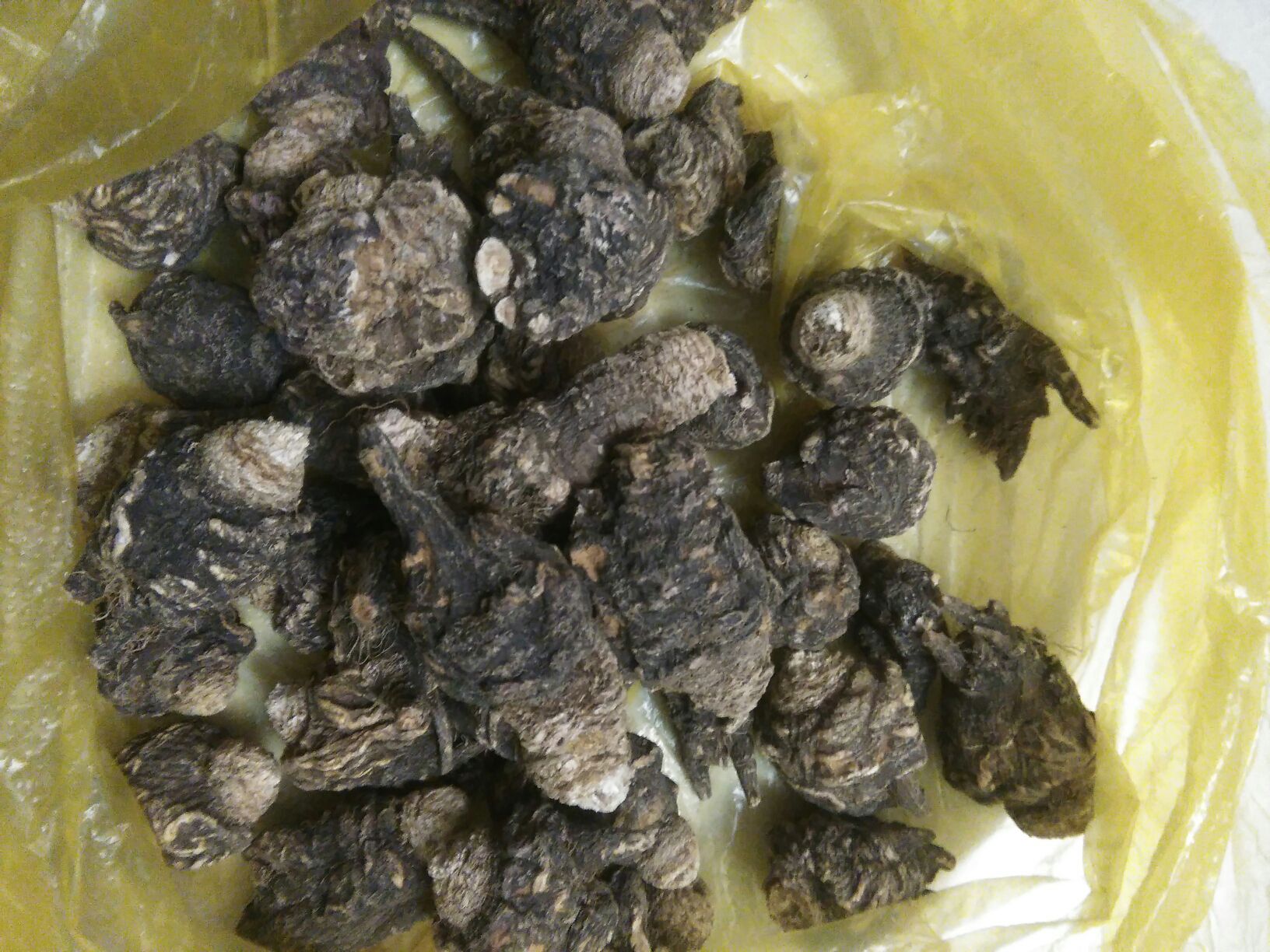 黑玛卡根茎与黑玛卡粉对比图