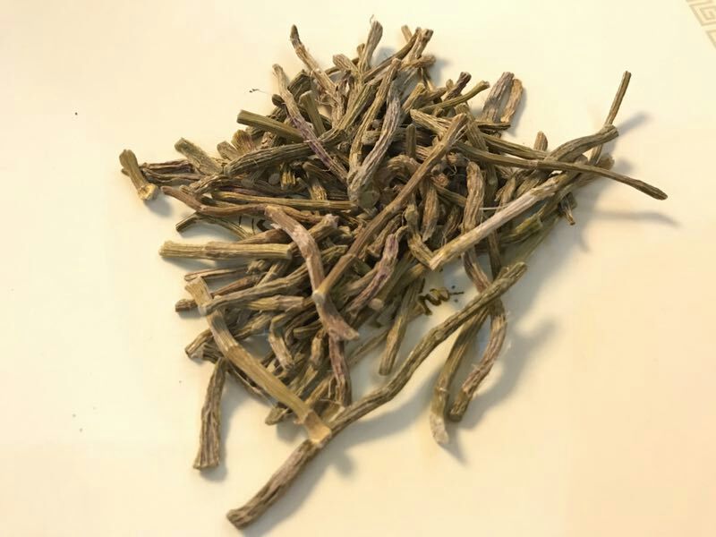 图中展示的是干燥的浙贝母药材实物,清晰可见其典型的扁球形外观与黄白色表皮,便于识别与选购 浙贝母药材实物图