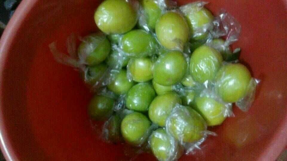 青枣在冷藏环境中保存,展示冷藏柜中整齐摆放的青枣,背景为低温保鲜环境 青枣冷藏保鲜示意图