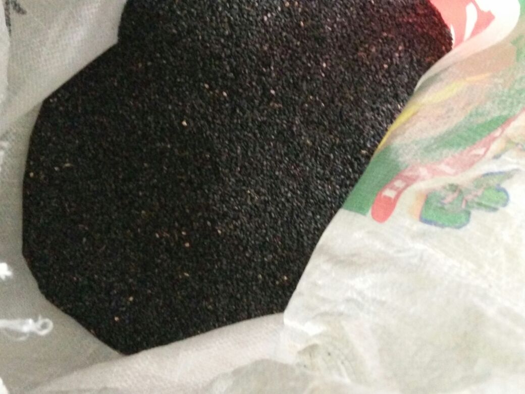 气相色谱-质谱联用(GC-MS)图谱对比:左侧为生黑芝麻,右侧为炒制后黑芝麻,显示多个新增峰,特别是保留时间为12.4min处的2-乙酰基吡嗪峰显著增强,证明热加工诱导关键香气物质生成 炒制前后芝麻香气物质GC-MS图谱对比