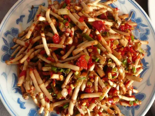 展示一道以鱼腥草根为主料的凉拌菜成品,色彩鲜艳,诱人食欲 鱼腥草根凉拌菜成品图