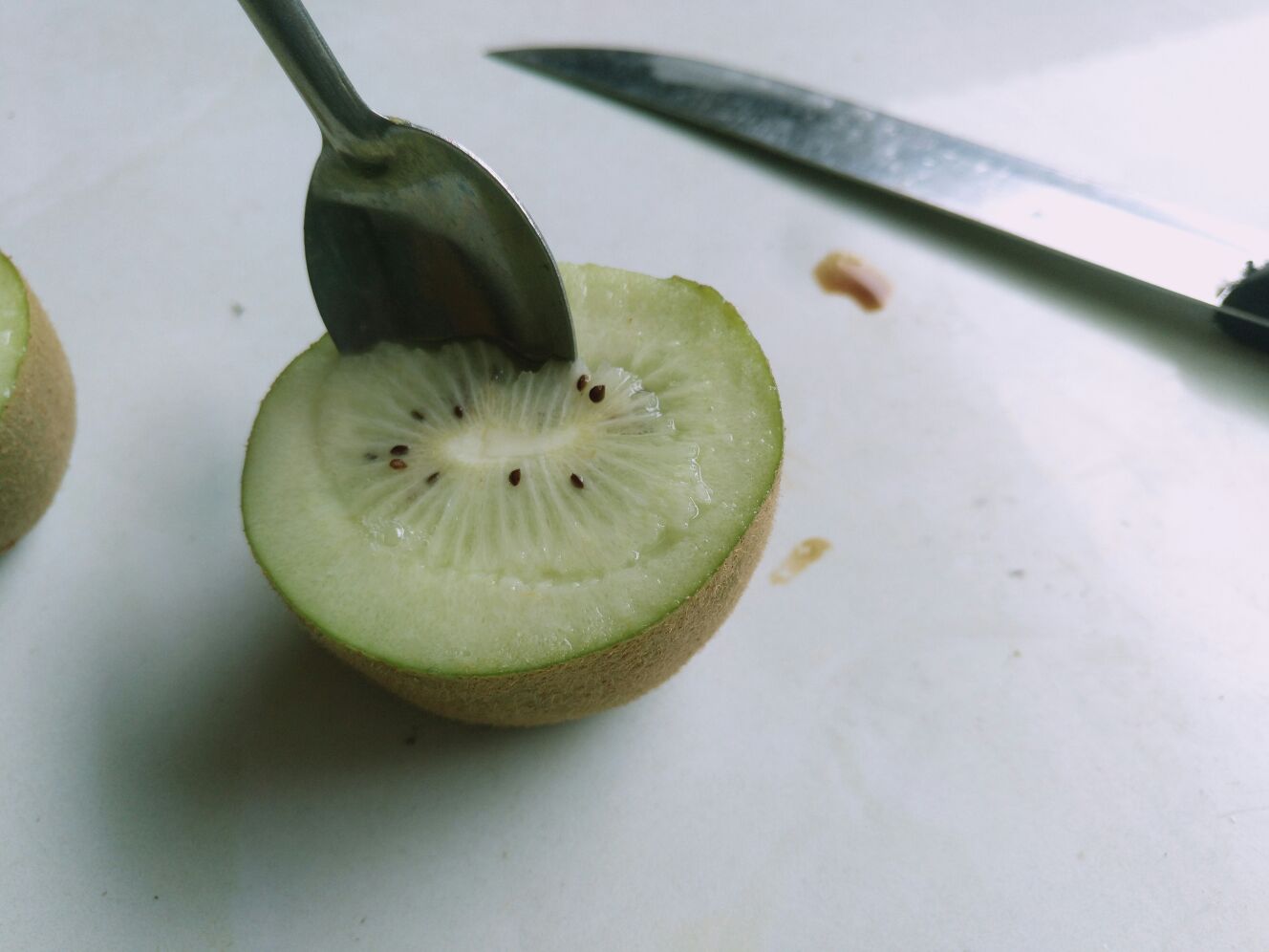 成熟黄心猕猴桃与剖开对比图