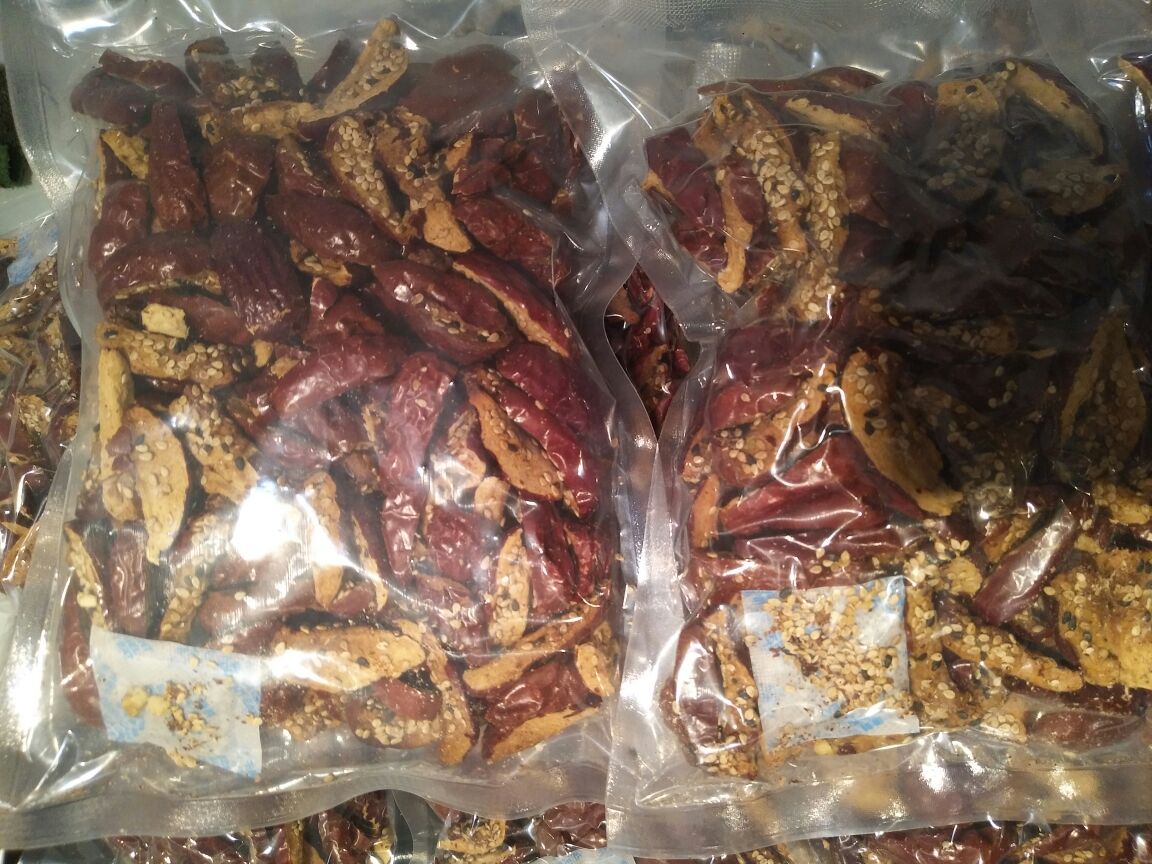 一张清晰的干红枣片商品包装图,重点圈出关键信息区域:配料表(仅红枣)、SC编号(以‘SC’开头的14位数字)、执行标准(NY/T 70-2022)、生产日期(2024年3月)、产地(新疆若羌县)。下方附文字说明各项目含义及合规要求 干红枣片包装标签解析图