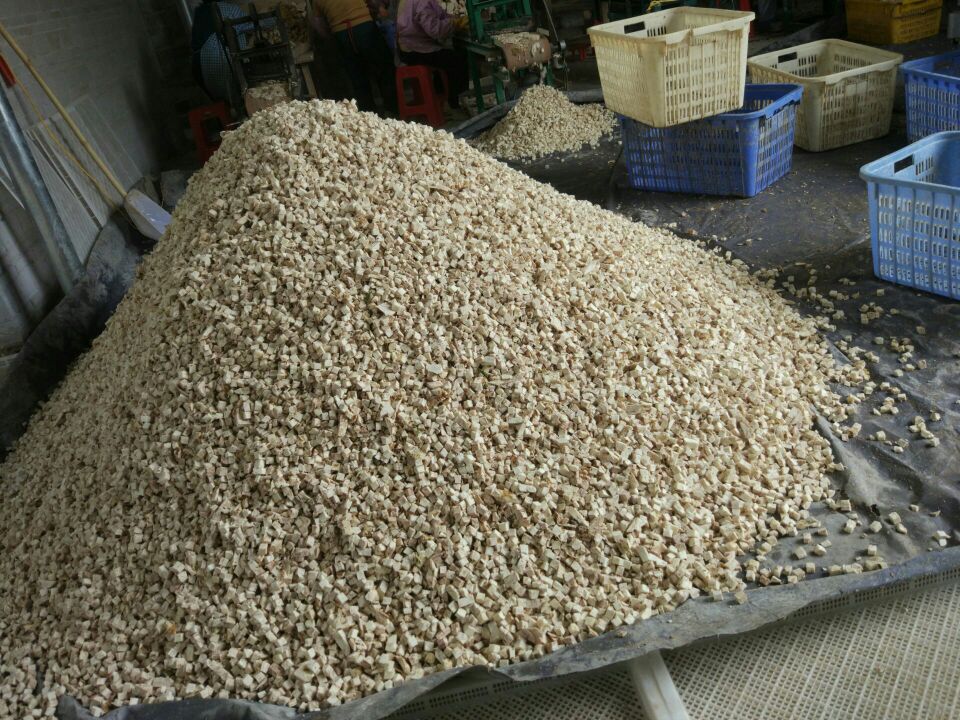 粉葛切块与沙骨焯水过程展示