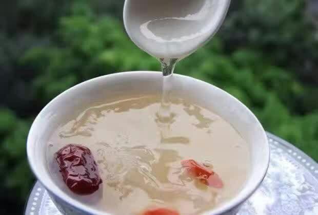 椴木银耳炖煮成品展示图