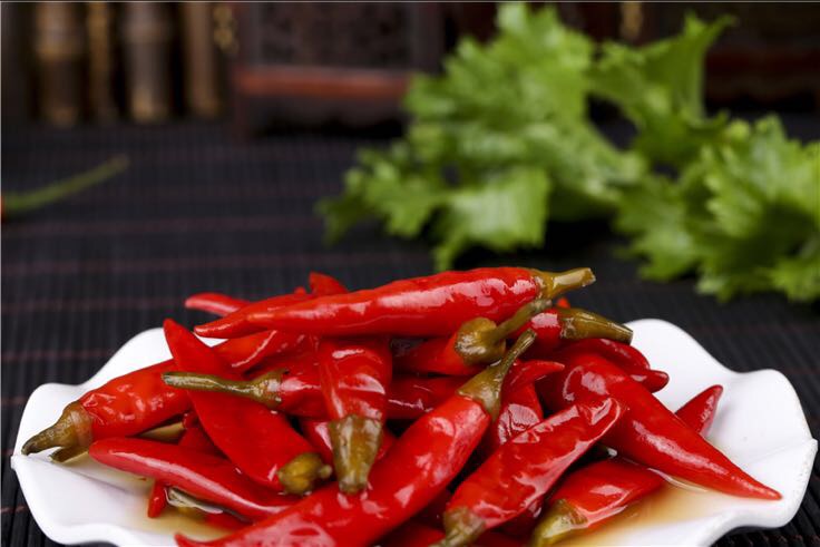 家庭厨房中使用泡椒酱烹饪的场景