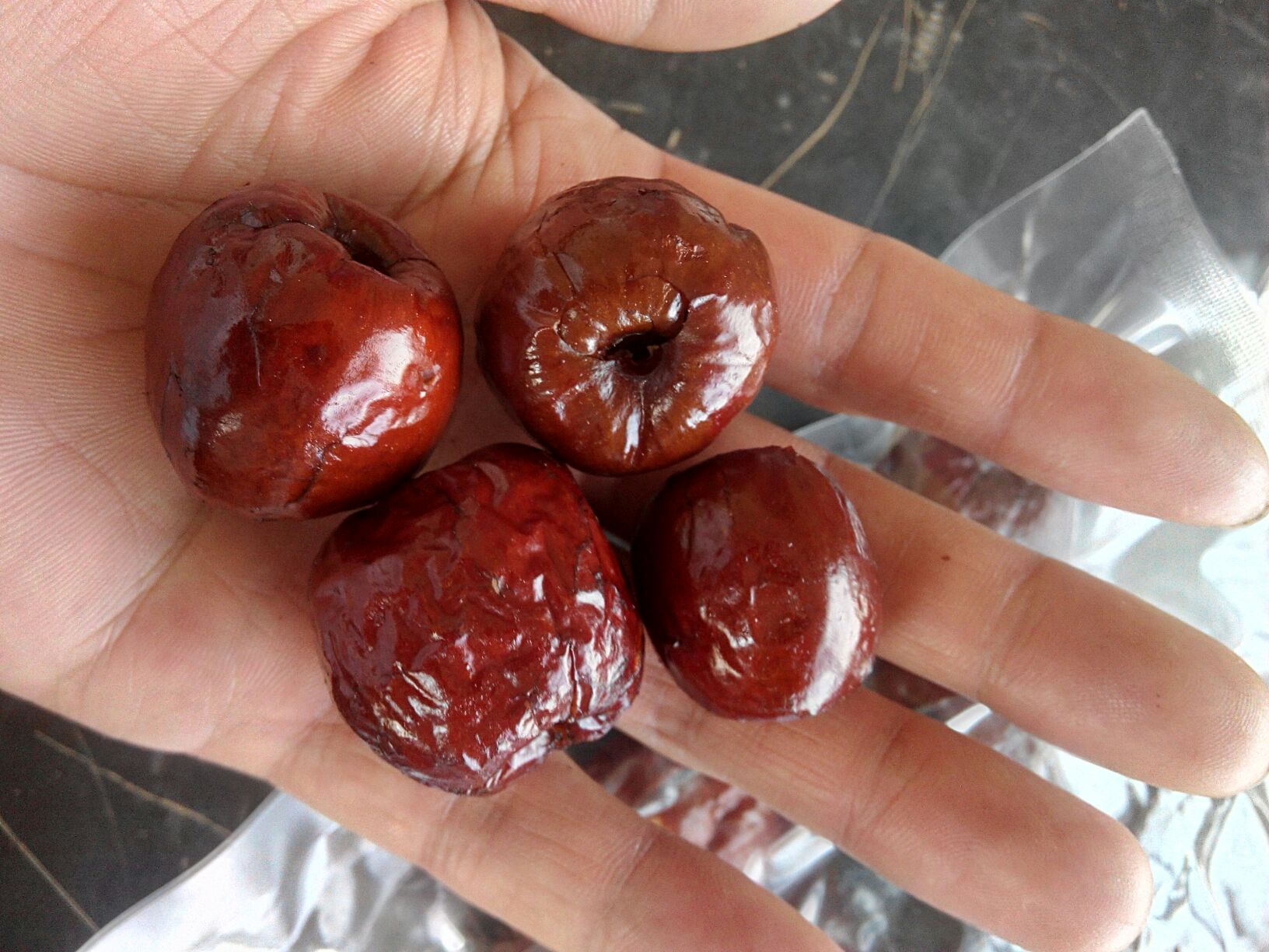 展示如何通过外观、手感等方式挑选果皮较薄的红枣 挑选红枣的技巧图示