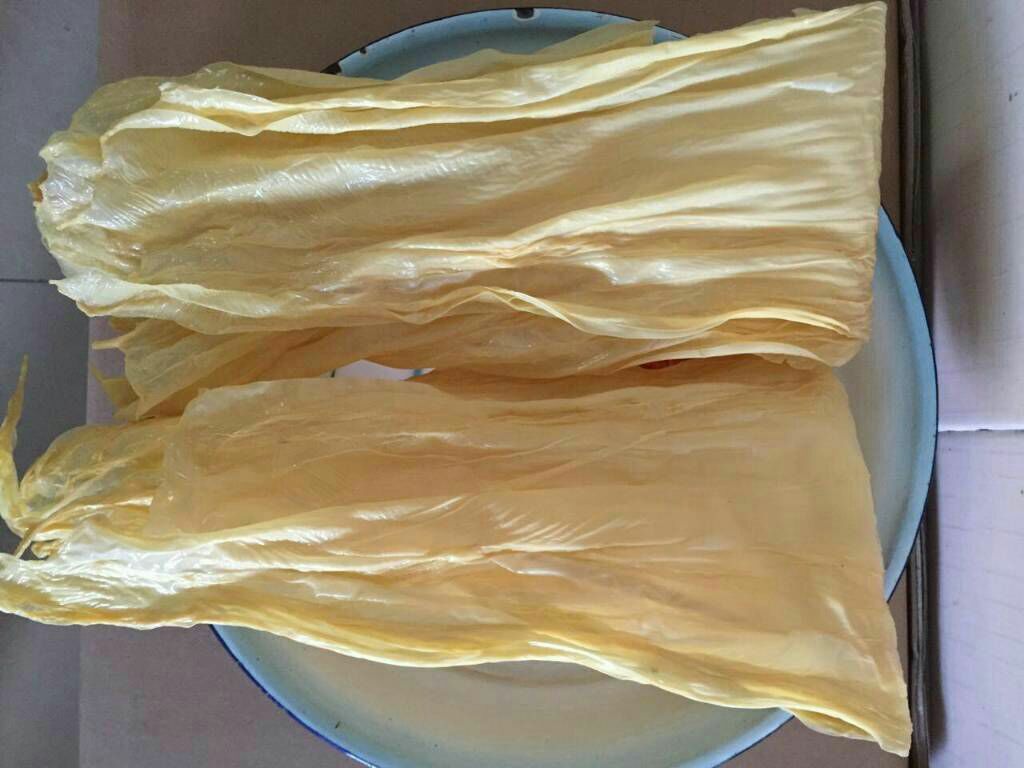 黑豆浸泡与去皮过程示意图