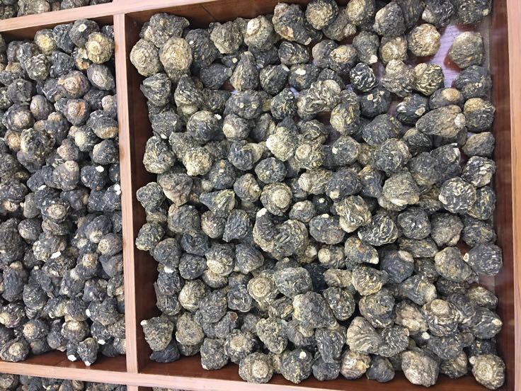 秘鲁黑玛卡从田间到瓶装的全程溯源示意：高原采收→传统石碾去皮→阴凉通风晾晒→实验室成分检测→真空充氮分装