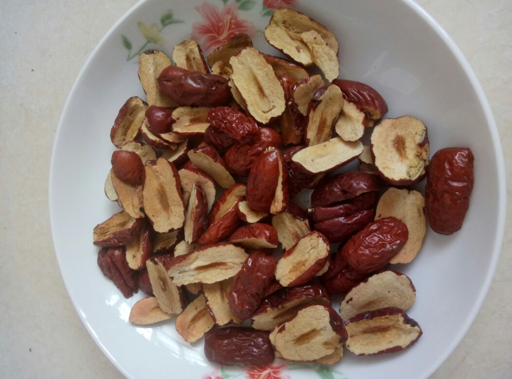 展示一盘自然晾干的红枣切片,色泽红润,摆放整齐 干红枣片展示图