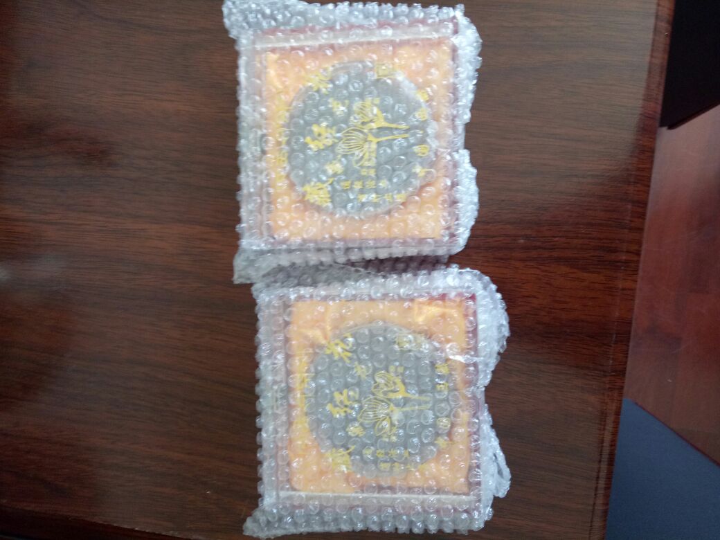 藏红花与野菊花并排摆放,展示其颜色、形态差异,背景为木质桌面 藏红花与野菊花的对比展示