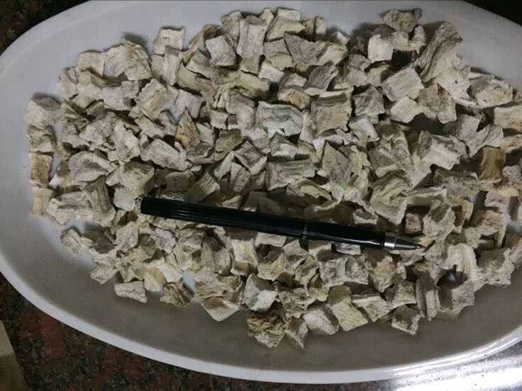 传统中医师正在调配葛根汤药材
