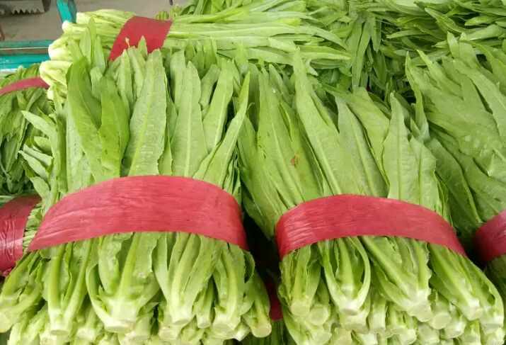 新鲜小米、蔬菜、肉类等食材整齐摆放,色彩丰富,突出农产品的天然质感 小米吃到饱套餐食材展示