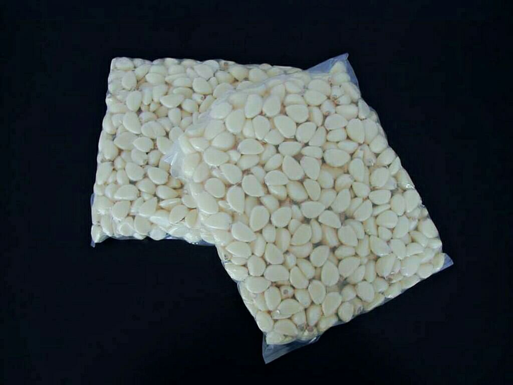 黑蒜与白皮蒜对比图