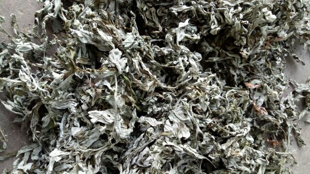 艾叶与花椒的实物对比图