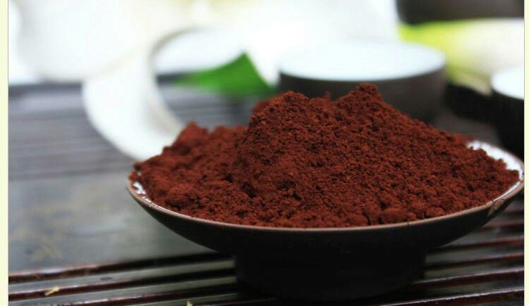 白色瓷勺盛放的深棕色灵芝超微粉,粉末细腻无颗粒感,旁边放置放大镜显示其微米级细度,背景为实验室操作台,体现科技加工场景 灵芝超微粉展示