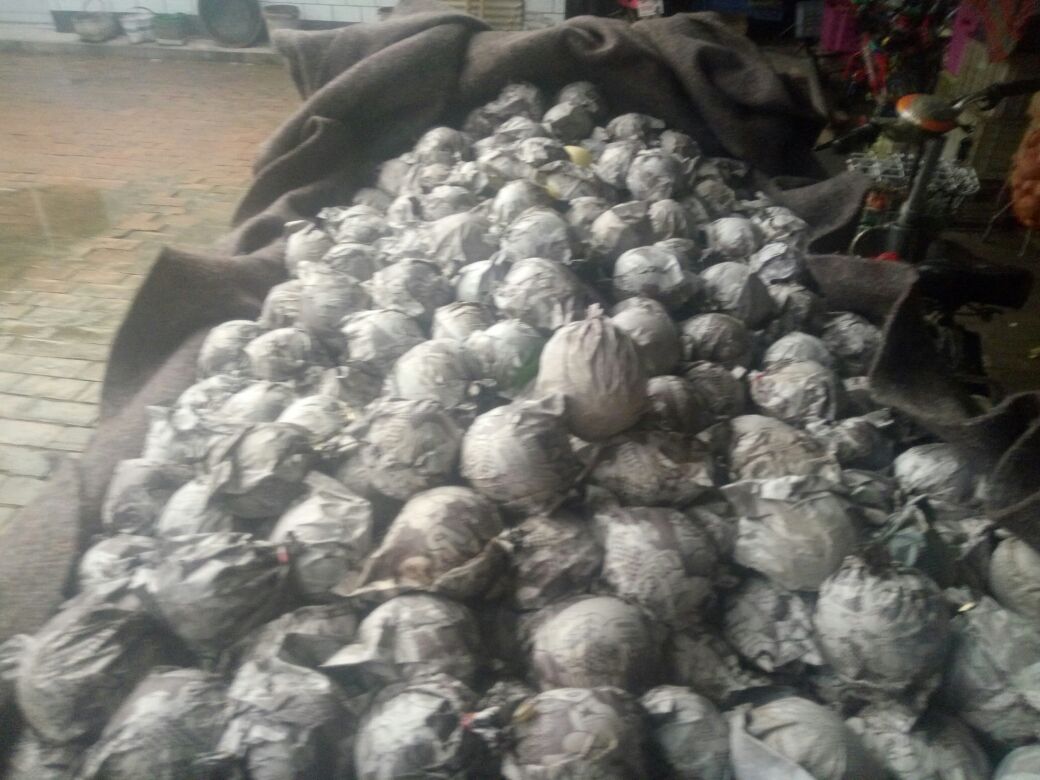 鸭梨堆放在竹筐中