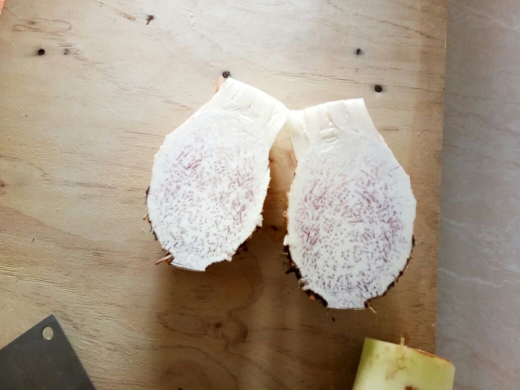 香芋切片展示其独特的紫色纹理与细腻质地 香芋切片展示其紫色纹理