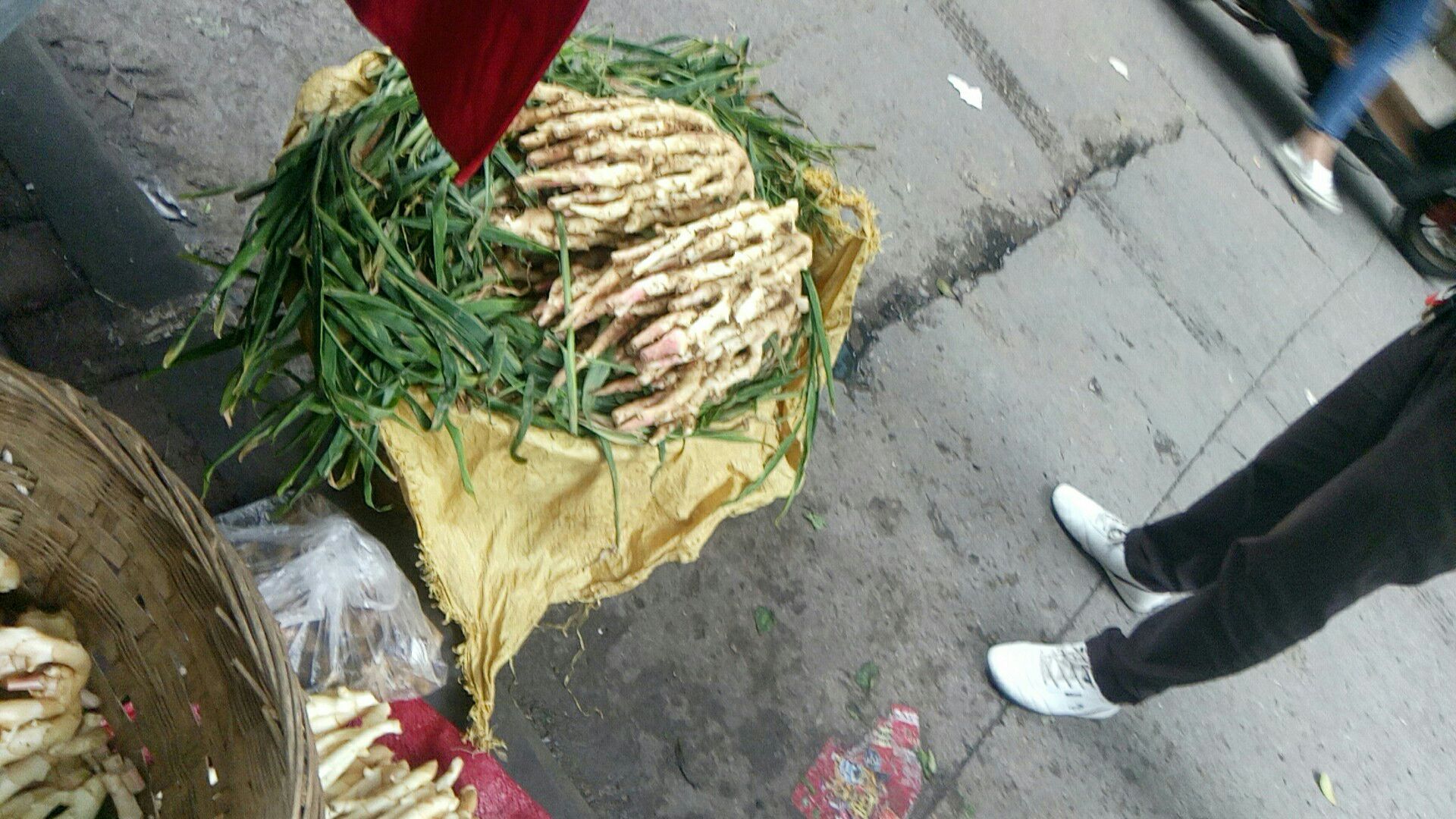 市场摊位上陈列的新鲜子姜与其他泰式香料组合