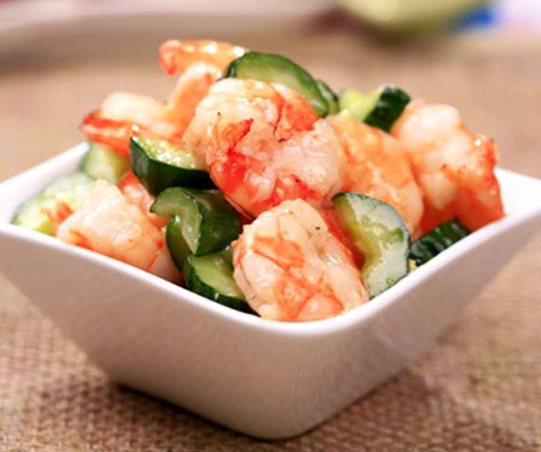 一盘刚出锅的清炒黄瓜片搭配白米饭 清炒黄瓜片配米饭