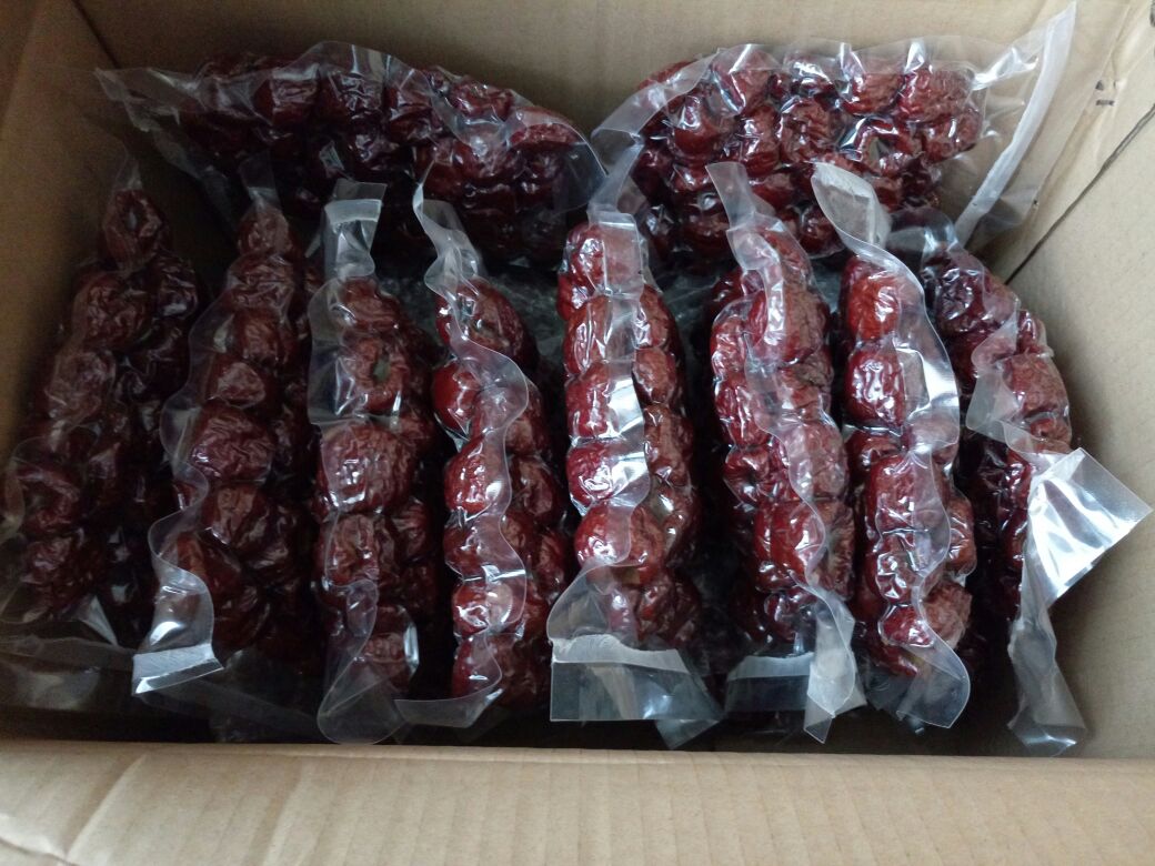 展示不同包装类型的干红枣片产品,如真空袋、铝箔袋、罐装等 干红枣片包装示意图