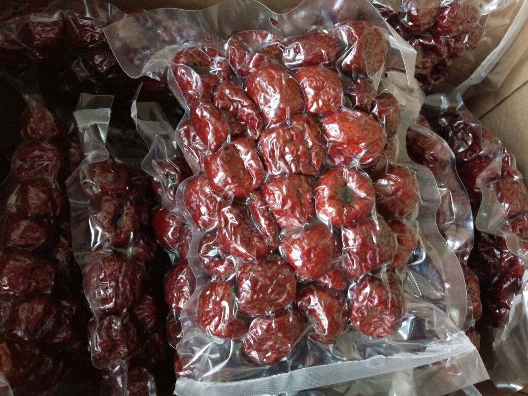 展示干红枣片的真空包装与密封罐储存方式 干红枣片包装示意图