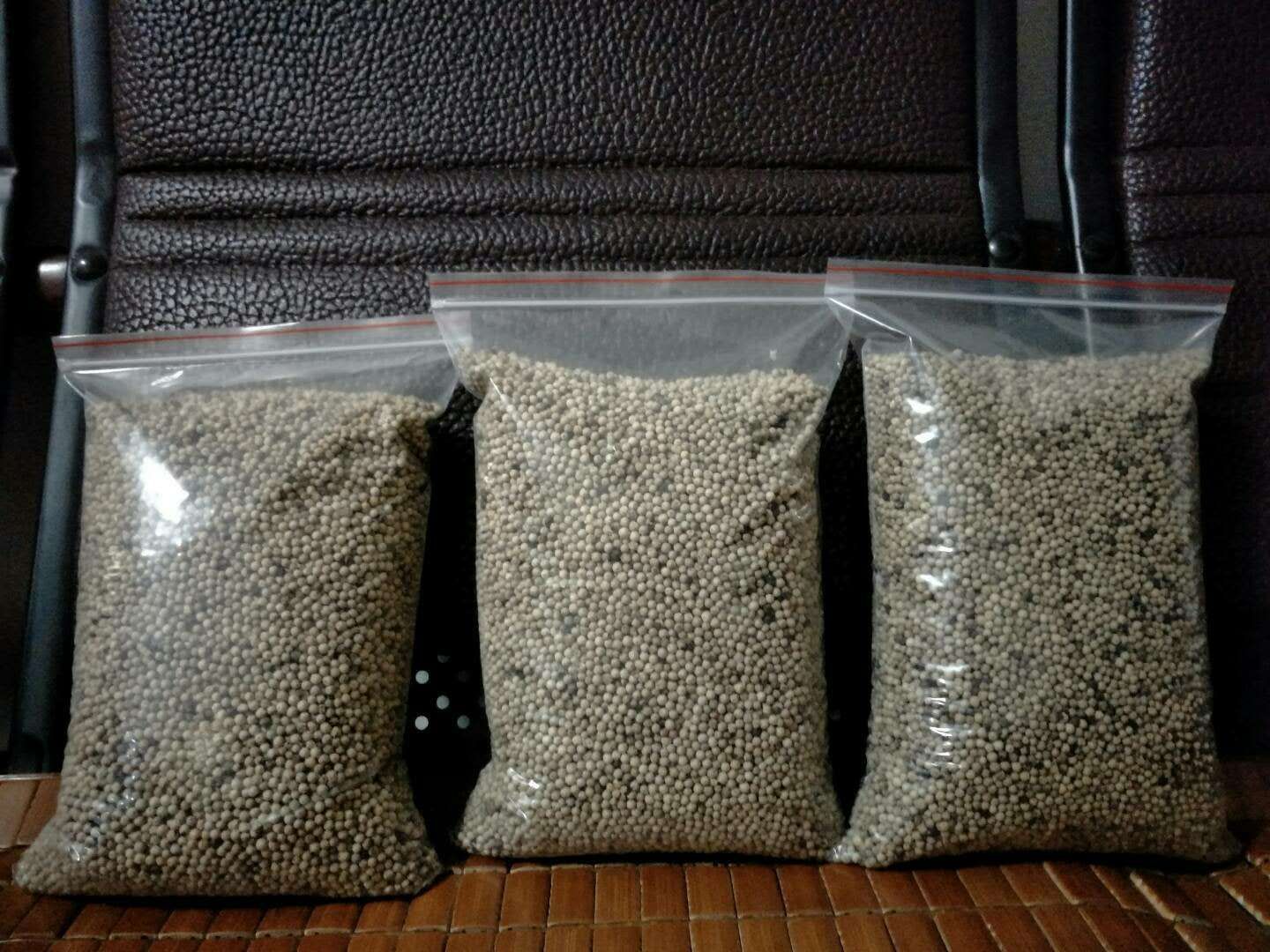 蒂安三色胡椒粒的精美包装展示,瓶身透明可见内部三色颗粒,标签设计简洁时尚 胡椒产品包装展示图