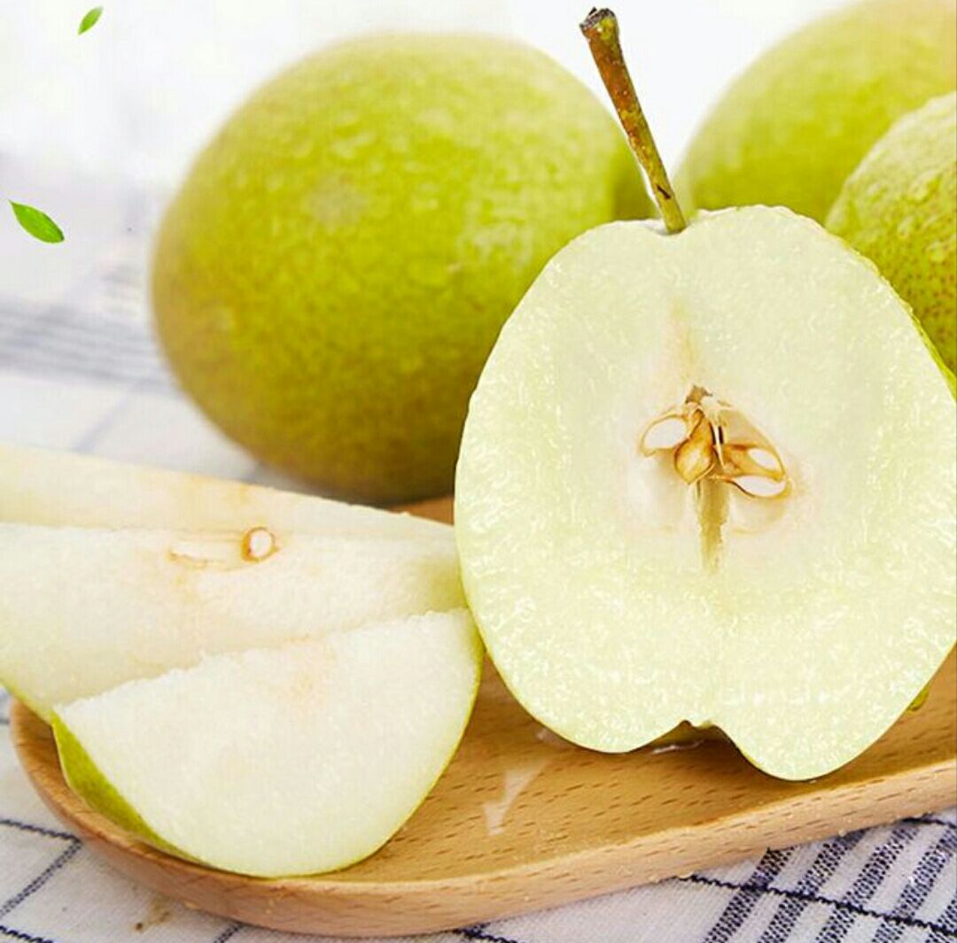 香梨切开展示果肉与果汁,体现其多汁特性 香梨切开展示果肉与果汁