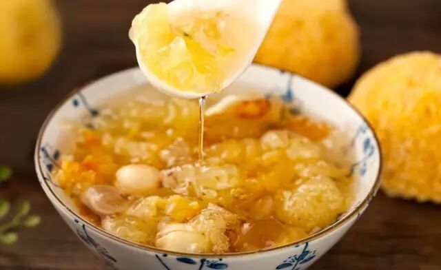 炖煮完成的椴木银耳羹成品图