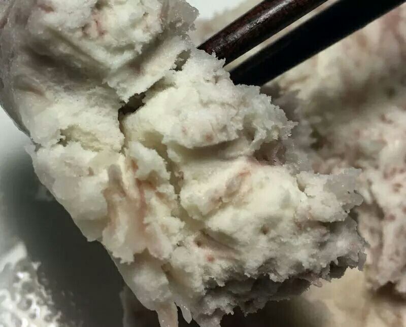 新鲜的荔浦芋头特写,展示其细腻的肉质和紫红色纹理 荔浦芋头特写图
